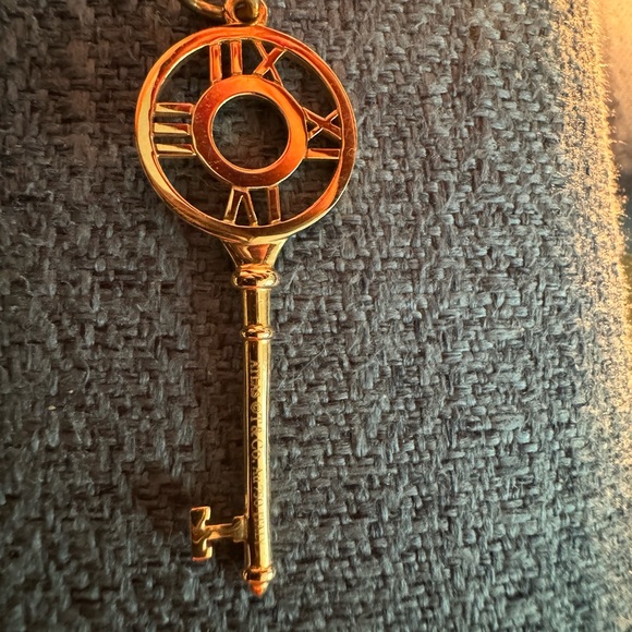 Tiffany & Co. Rose Gold 18k | Atlas Key pendant | New | Only worn once - Picture 4 of 6